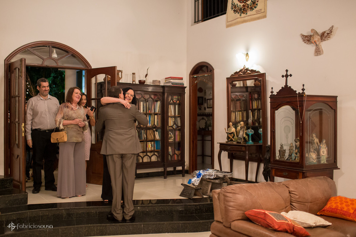 o noivo recebendo os convidados - sua mãe
