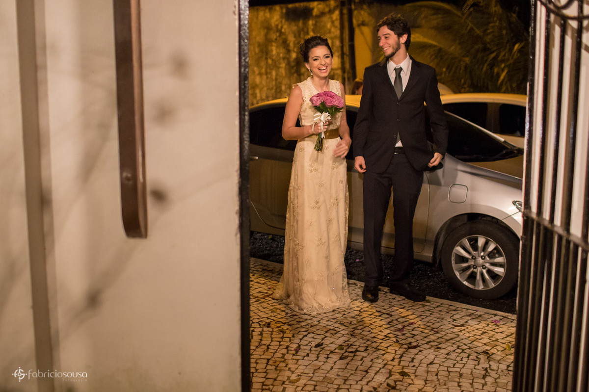 noiva rindo nervosa prestes a entrar com o irmão