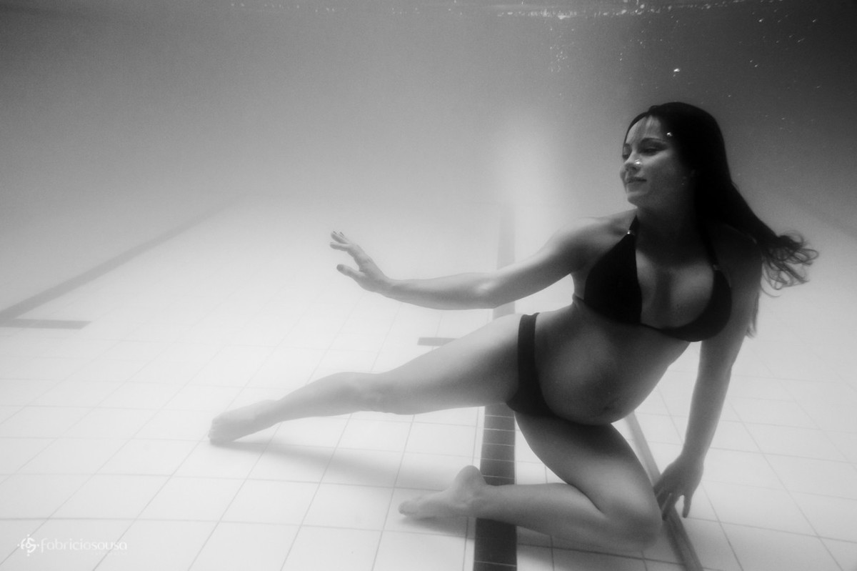 Mulher faz pose no fundo da piscina black and white