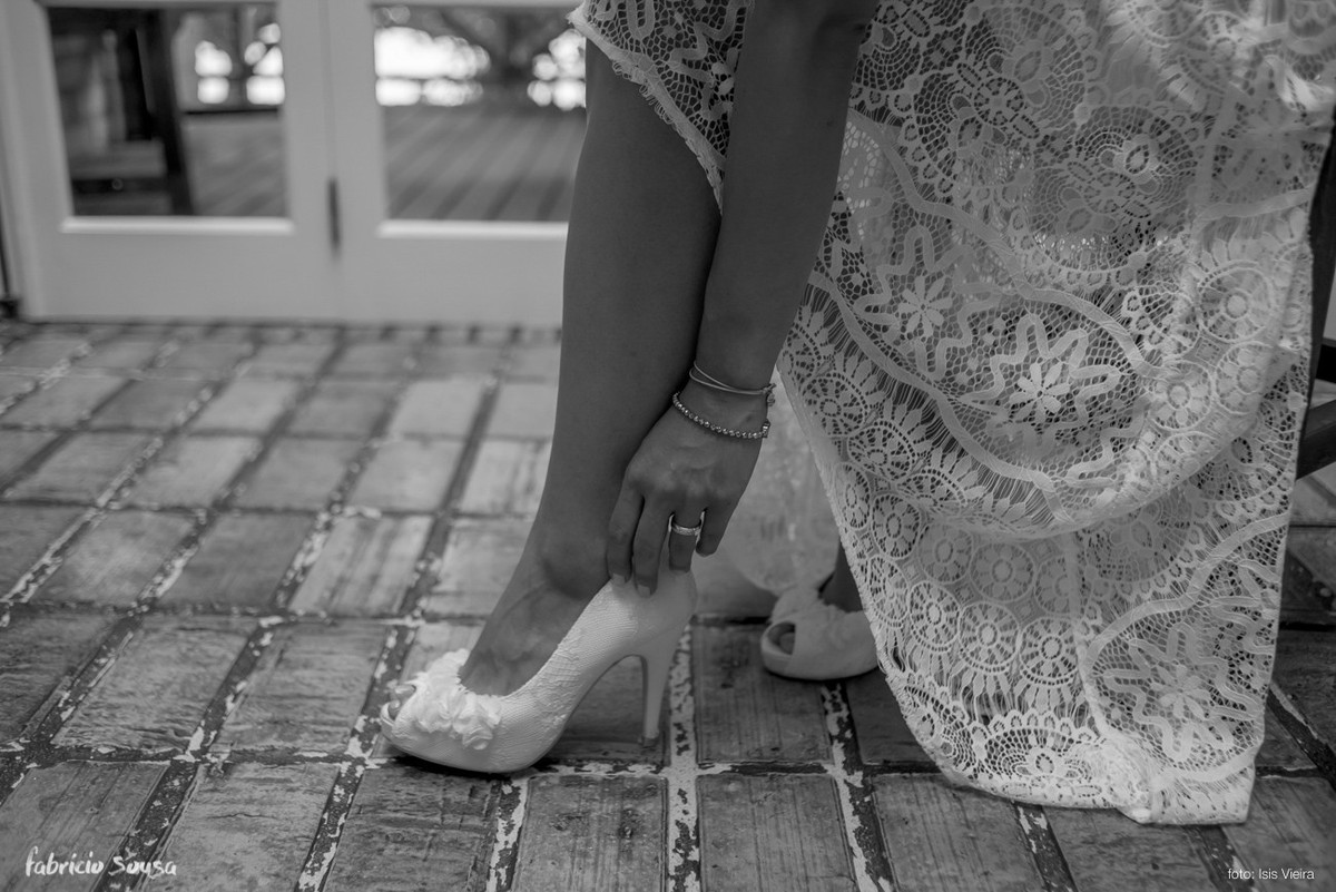 noiva calçando os sapatos