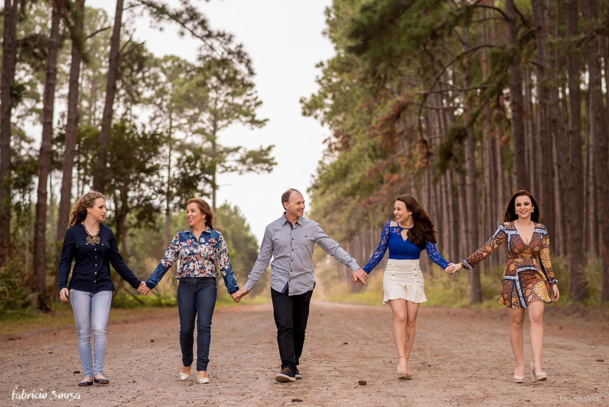 família caminhando juntos de mãos dadas