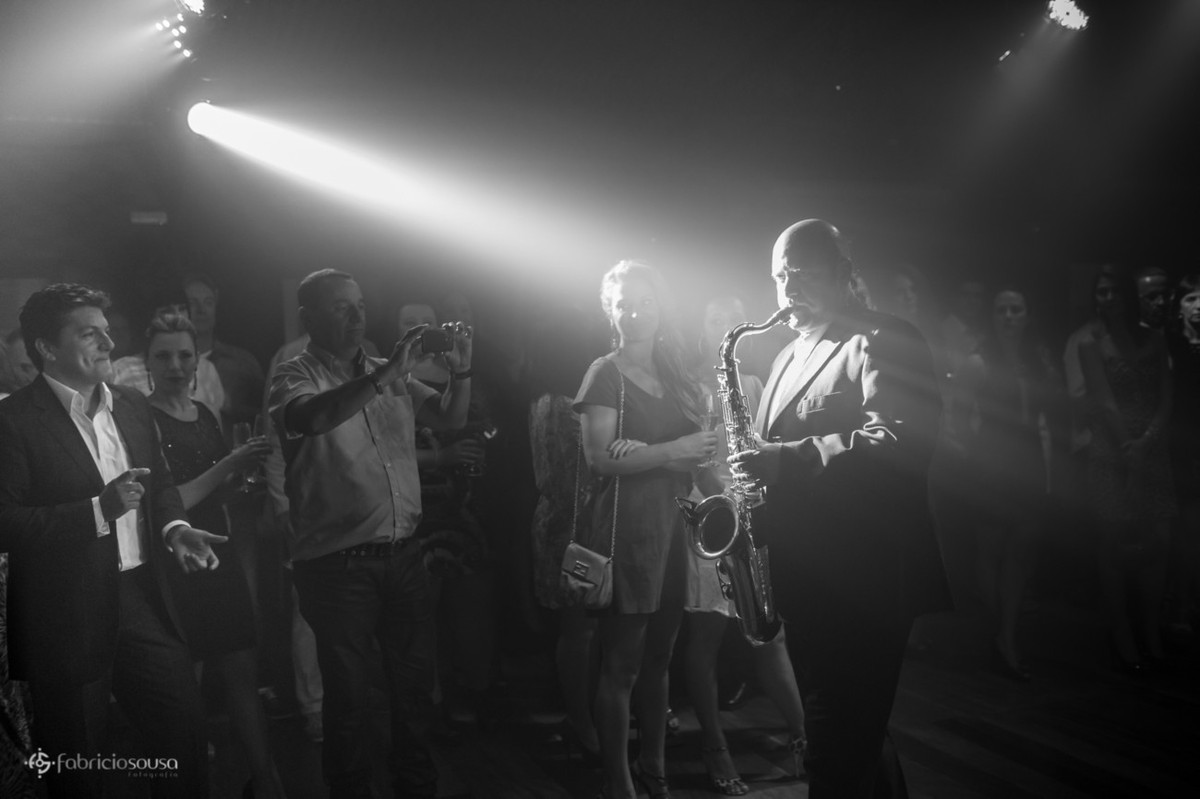 Derico tocando sax na inauguração do espaço cultural Fabiano Silveira