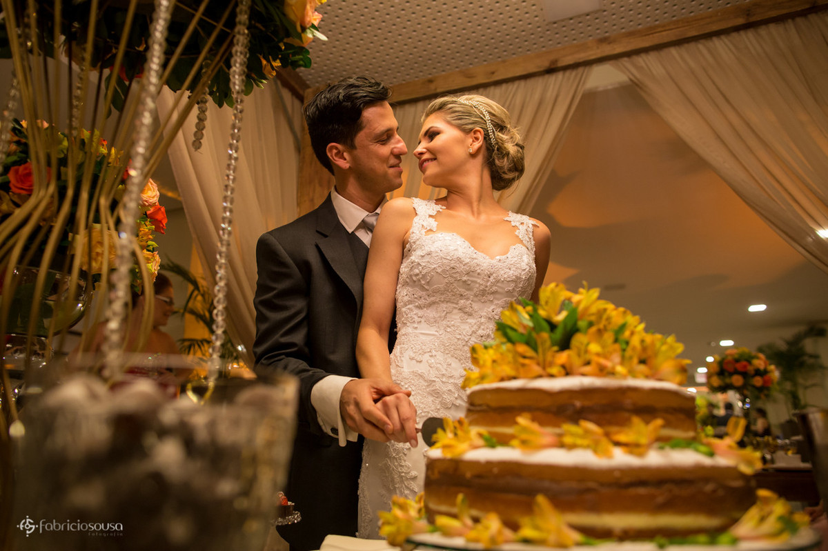 o corto do bolo naked cake no salão de festas