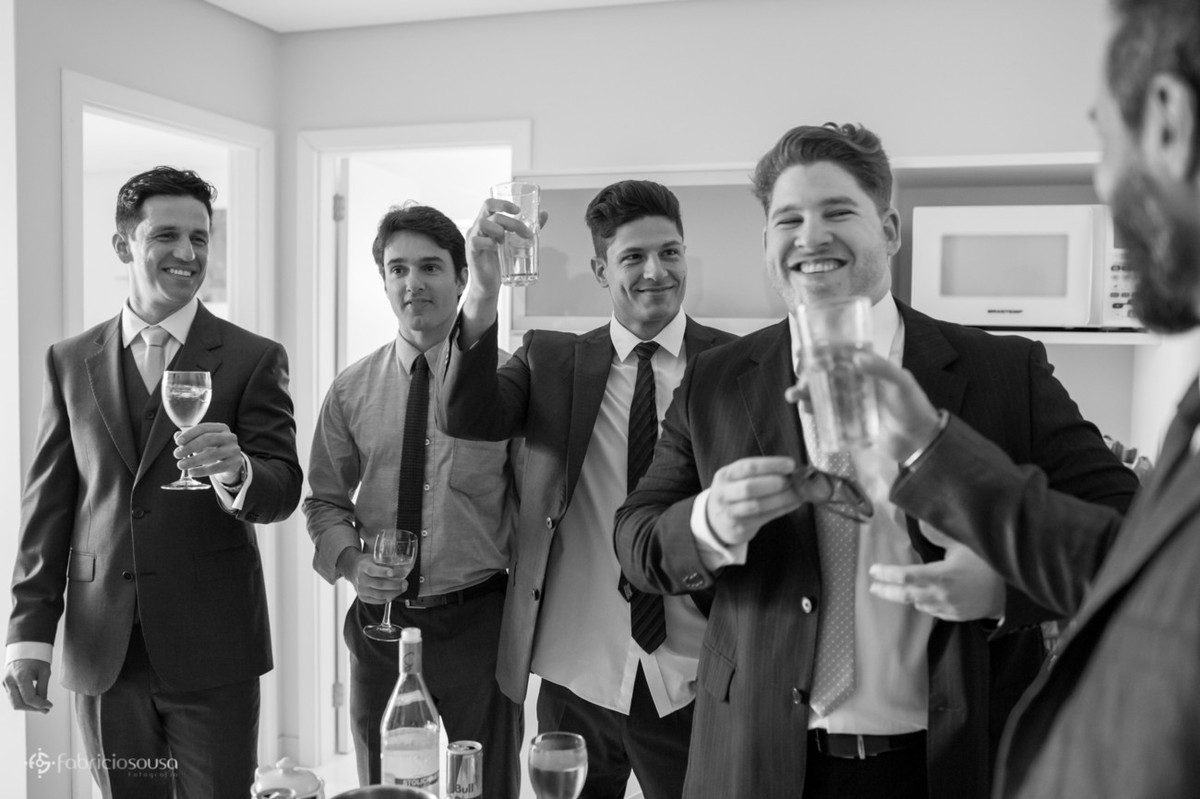 padrinhos brindando no making of do noivo