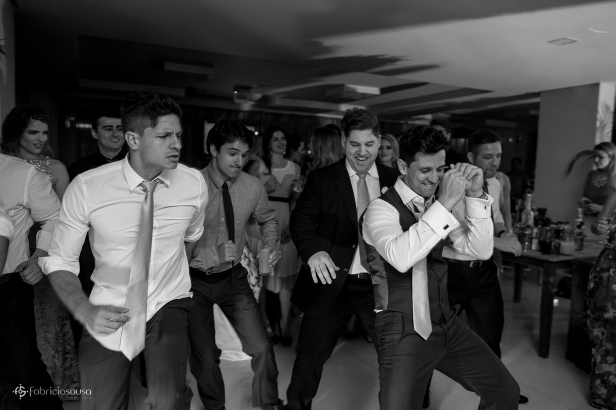 noivo dançando com padrinhos