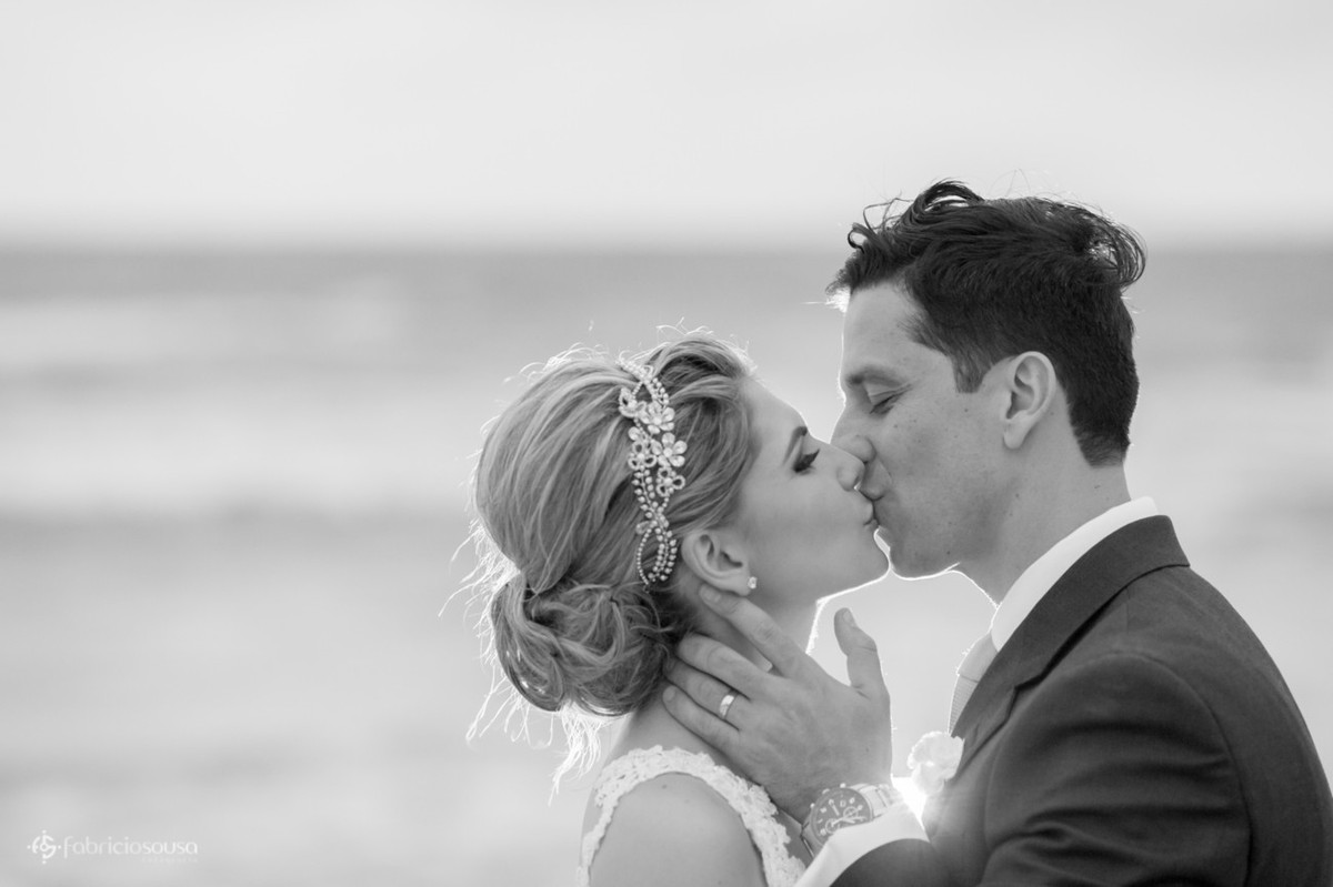 beijo do casal na praia