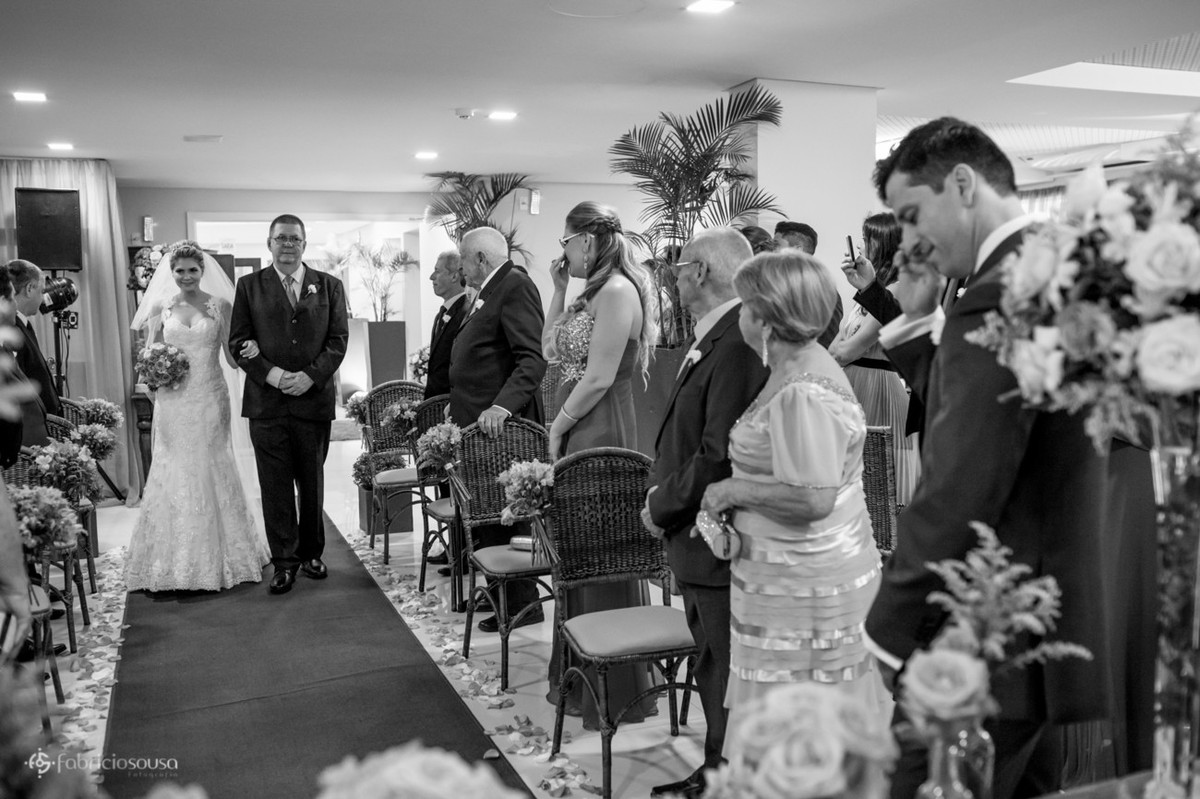 noivo se emociona na entrada de sua amada