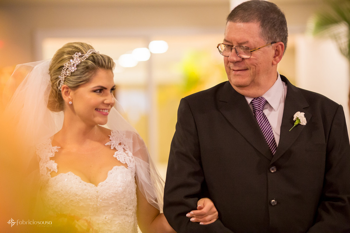noiva troca olhares com o pai na sua entrada