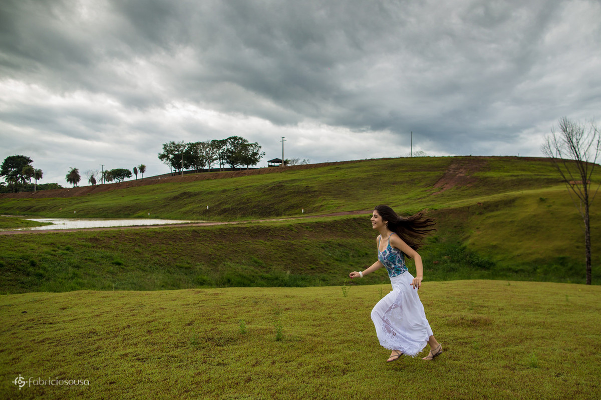 Debutante corre no gramado verde