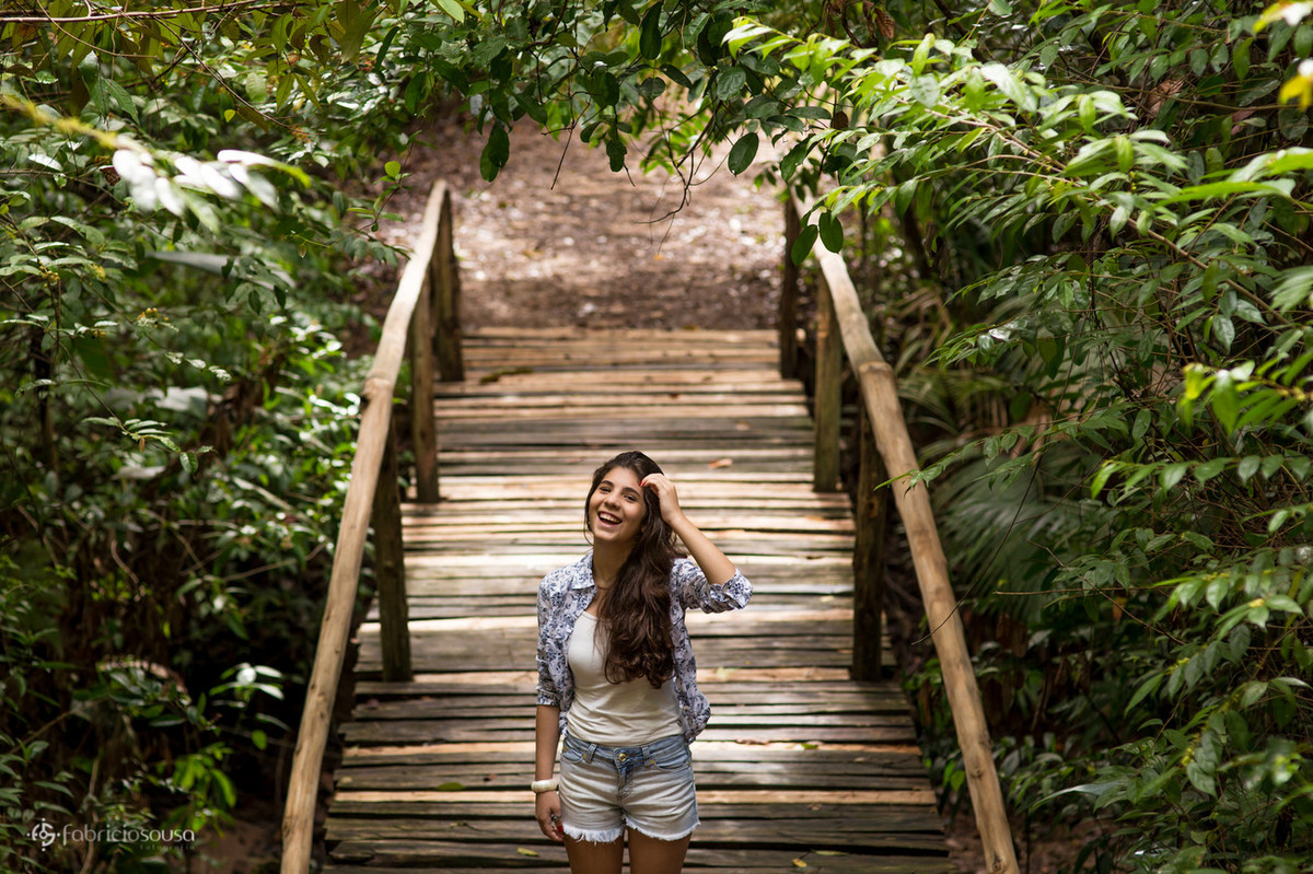 Menina mulher feliz sobre ponte em meio a natureza