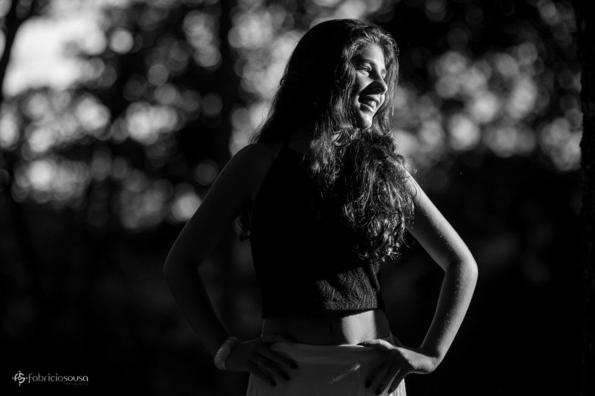 Perfil preto e branco da menina mulher