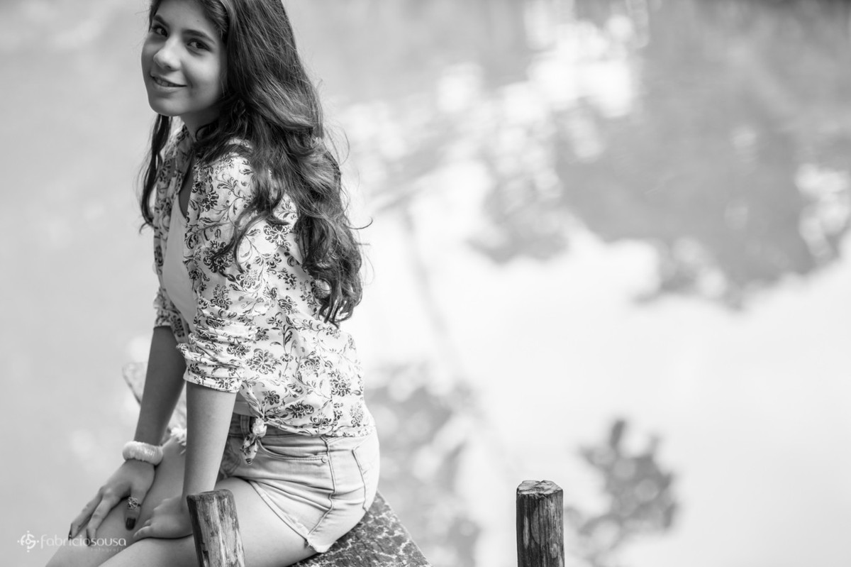 Sentada na beira do lago b