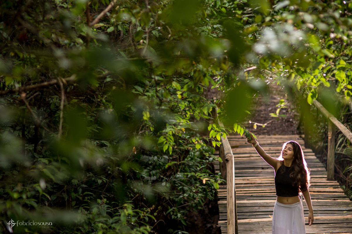 Juliana contemplando a beleza natural da região