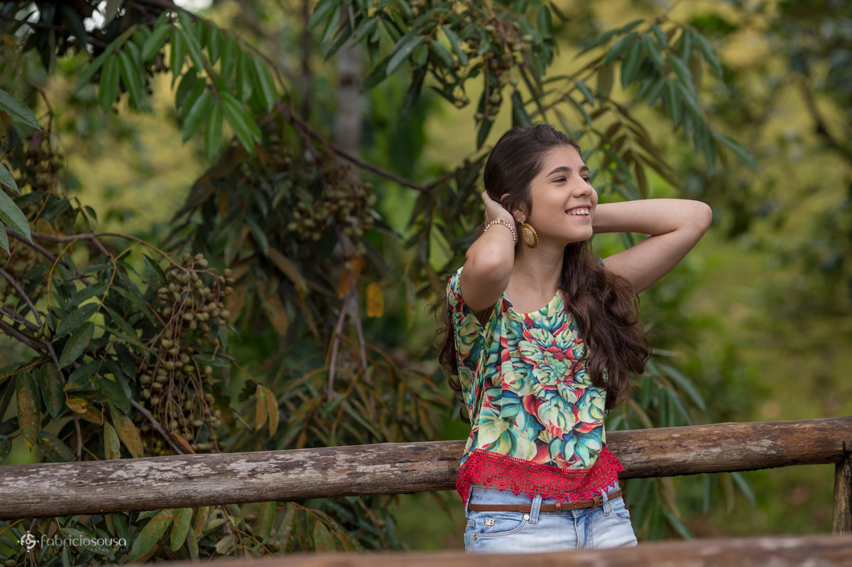 Jovem de blusa verde mexe nos cabelos