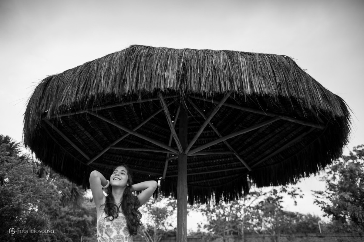 Aniversariante relaxa embaixo da sombra b
