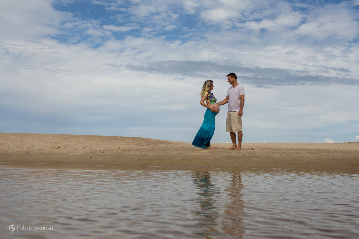 lagoa na praia da solidão e casal gestante com céu azul e algumas nuvens
