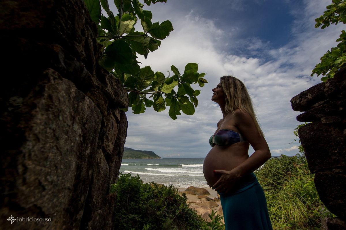 mamãe ciana gestante e praia ao fundo