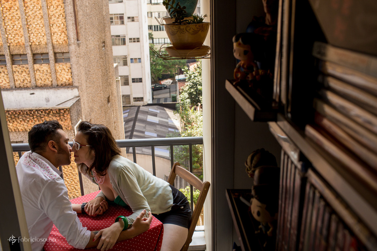 se namorando na sacada do apartamento