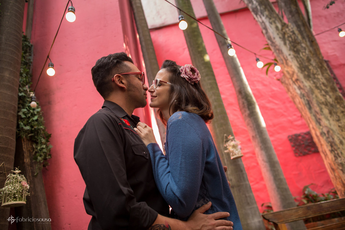 noivos quase se beijam na janela do espaço quintal bar e restaurante ensaio pre-wedding