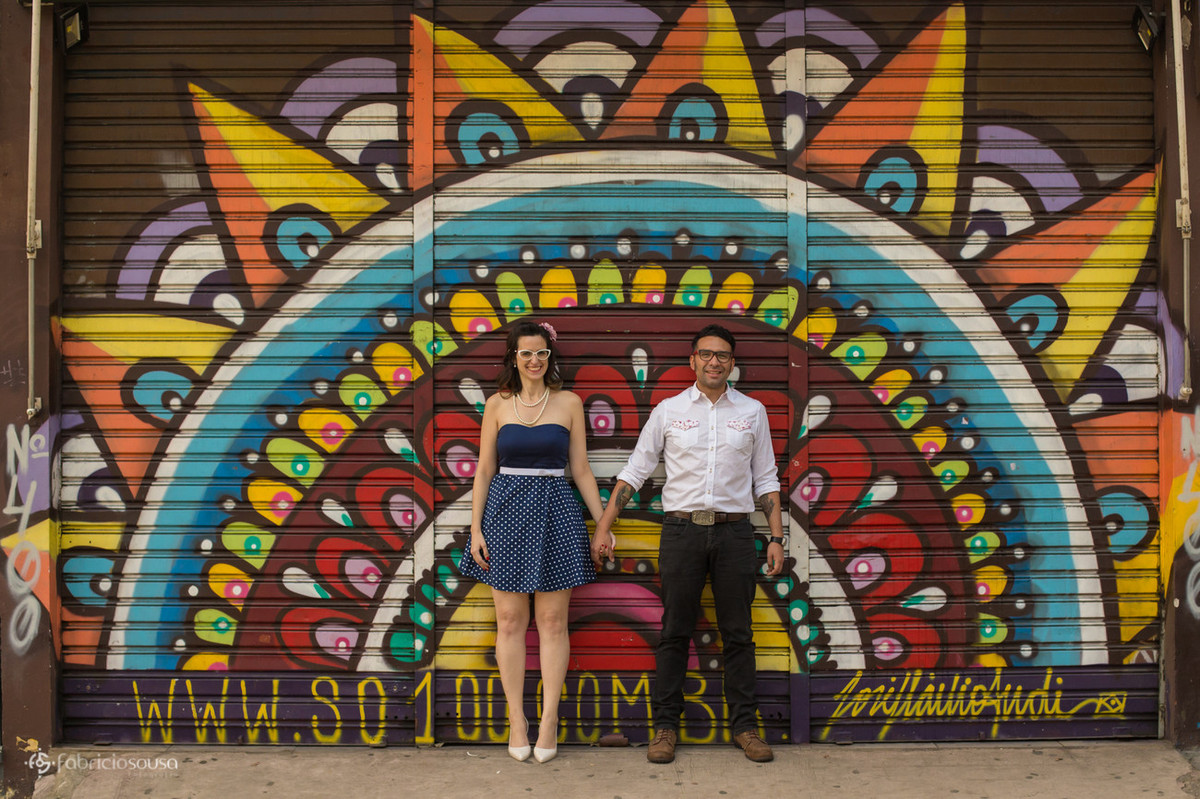 retrato do casal no ensaio pre-casamento em frente a belo grafite