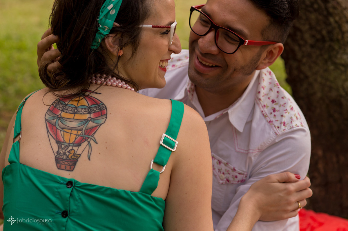 tatuagem nas costas da noiva na sessão fotográfica no parque