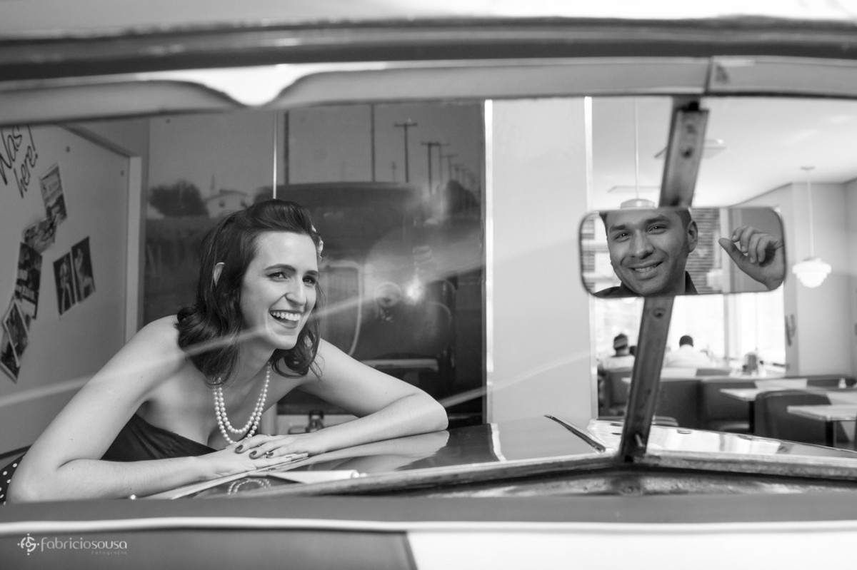 ensaio pre-casamento na hamburgueria - carro antigo