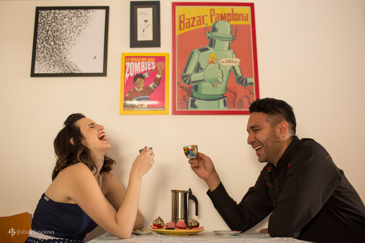 ensaio pre-wedding em casa. casal tomando café