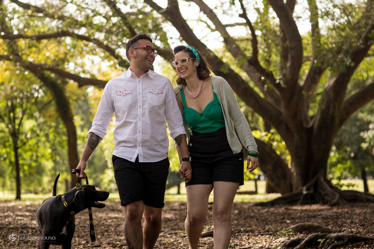 passeio do casal com pet no parque
