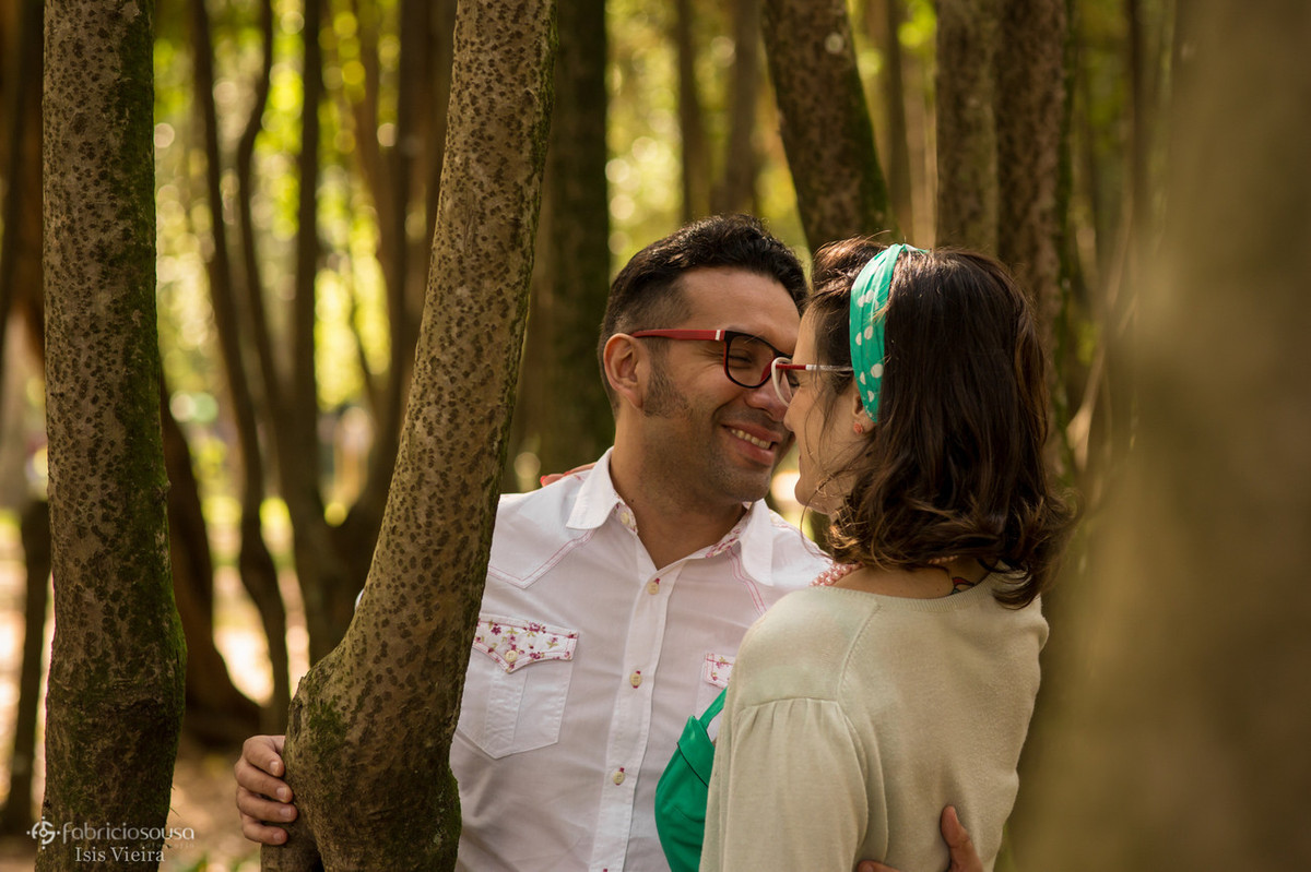 namorando entre as árvores do parque