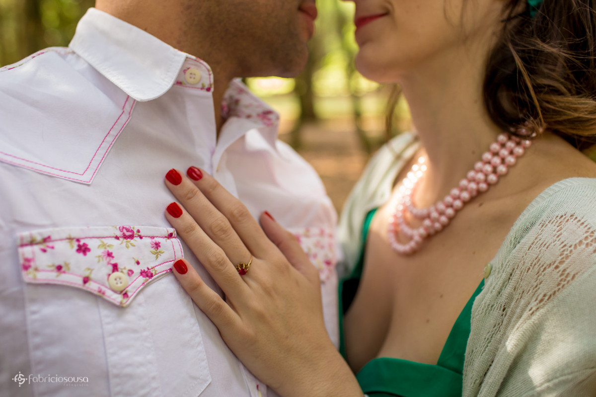 detalhe do anel da avó da noiva - ensaio pre-casamento vintage
