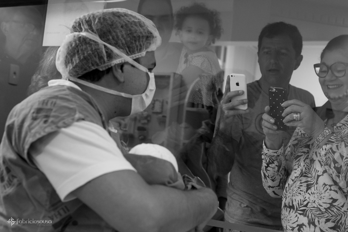 pai mostra a filha orgulho para a família