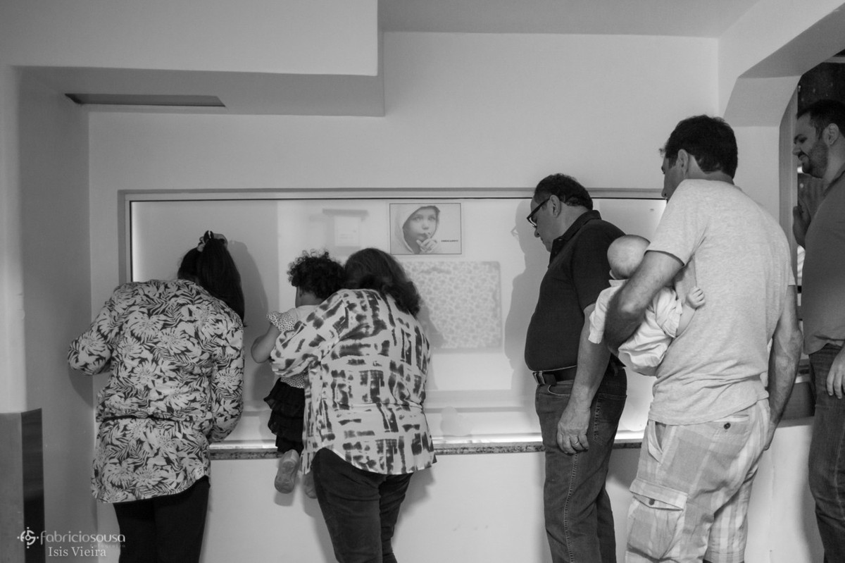 Do lado de fora da sala do parto, familiares curiosos p