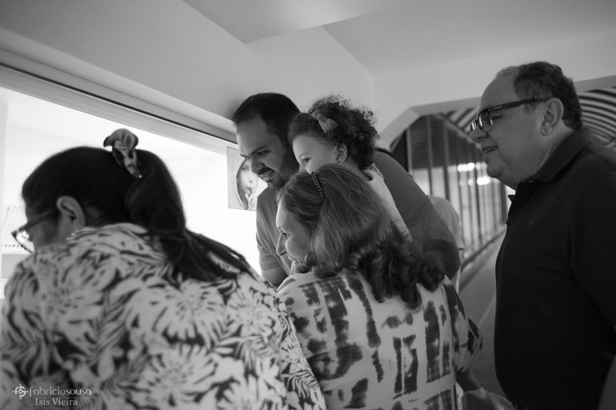 família corujando a criança