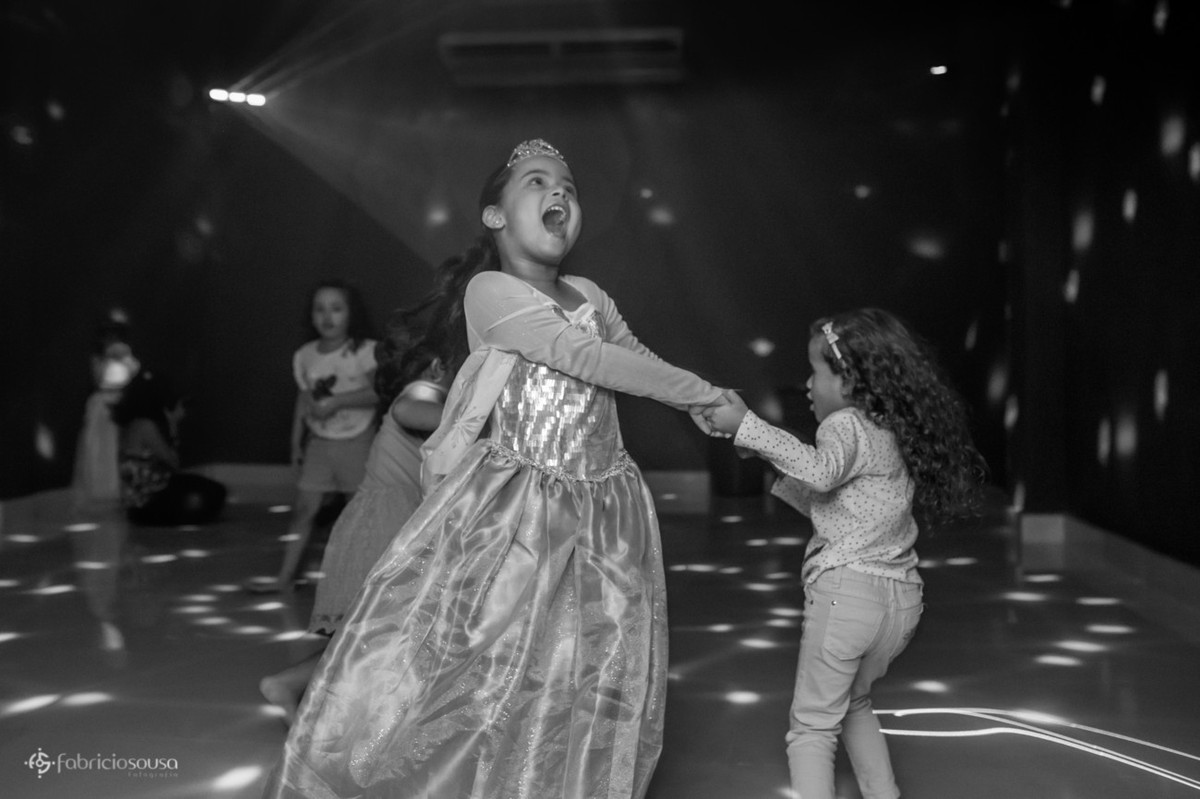 Aniversariante dançando com amiguinha bw