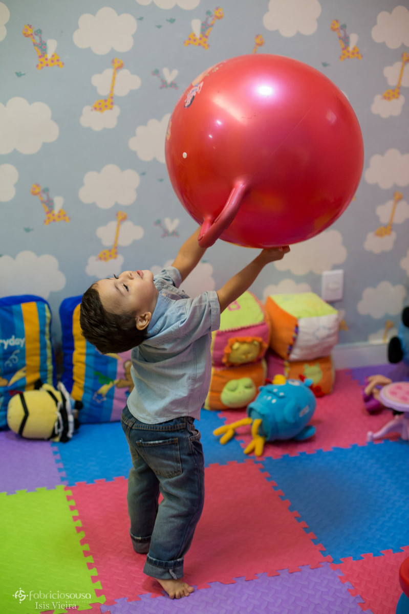 Menino brinca com balão durante a festa