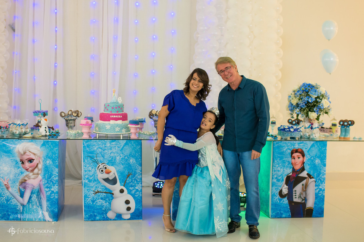 filha agarrada na mãe e pai