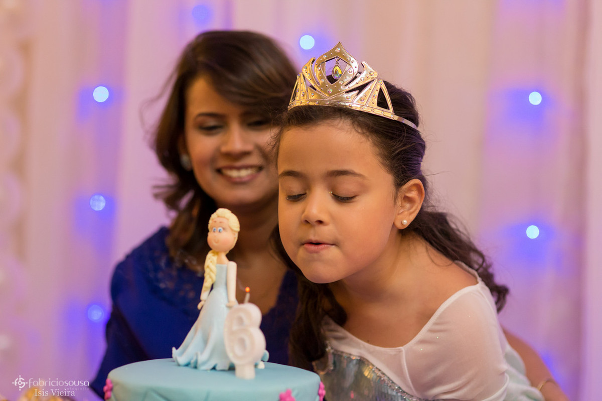 assoprando a velinha da Elza frozen