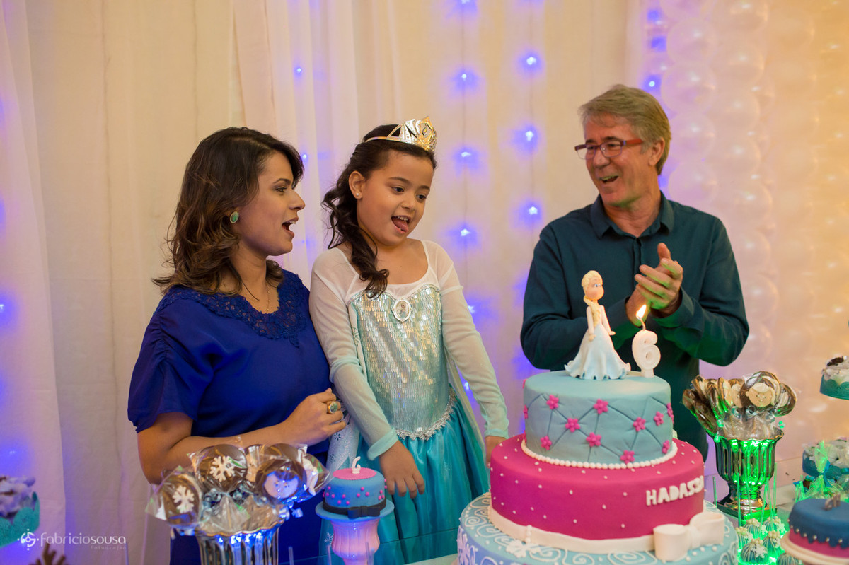 cantando parabéns com bolo Frozen