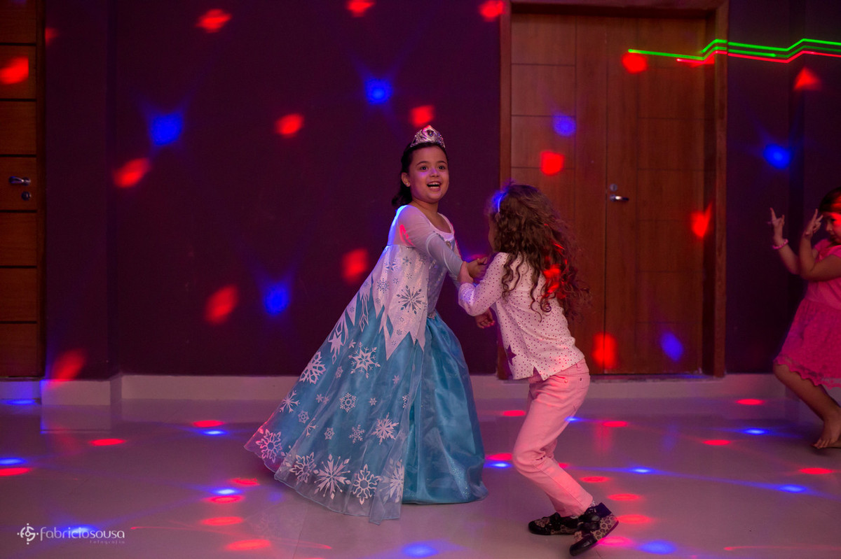 Dassinha dançando com amiga na pista de dança
