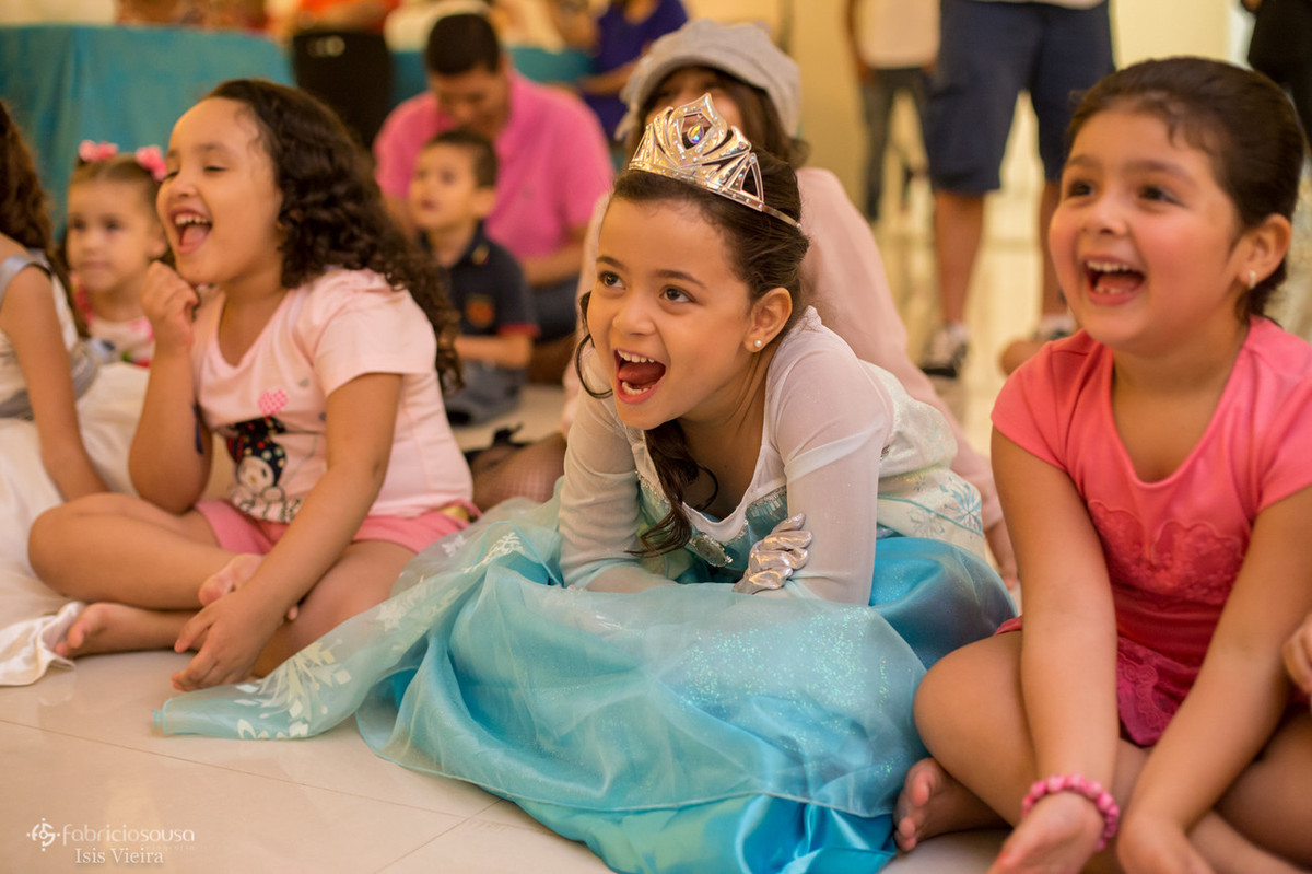 aniversariante e amigas na festa