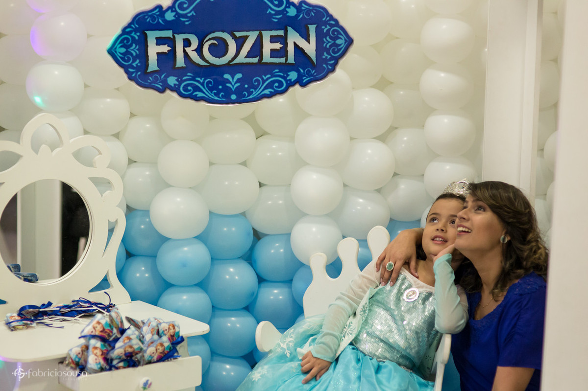 Fabrícia e Dassinha posam em frente ao painel decorativo com tema Frozen