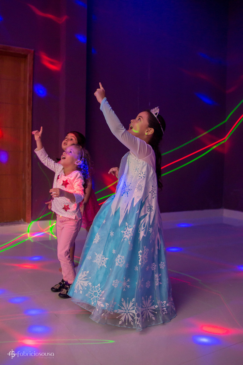 Carla e amigas se divertem com as luzes da pista de dança