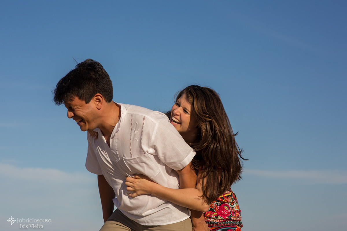 noivos se divertindo em ensaio pre-casamento na praia de Grumari