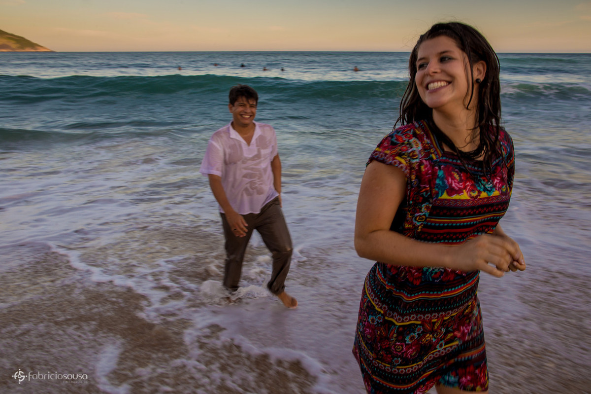 noivos sorridente na beira da praia de Grumari