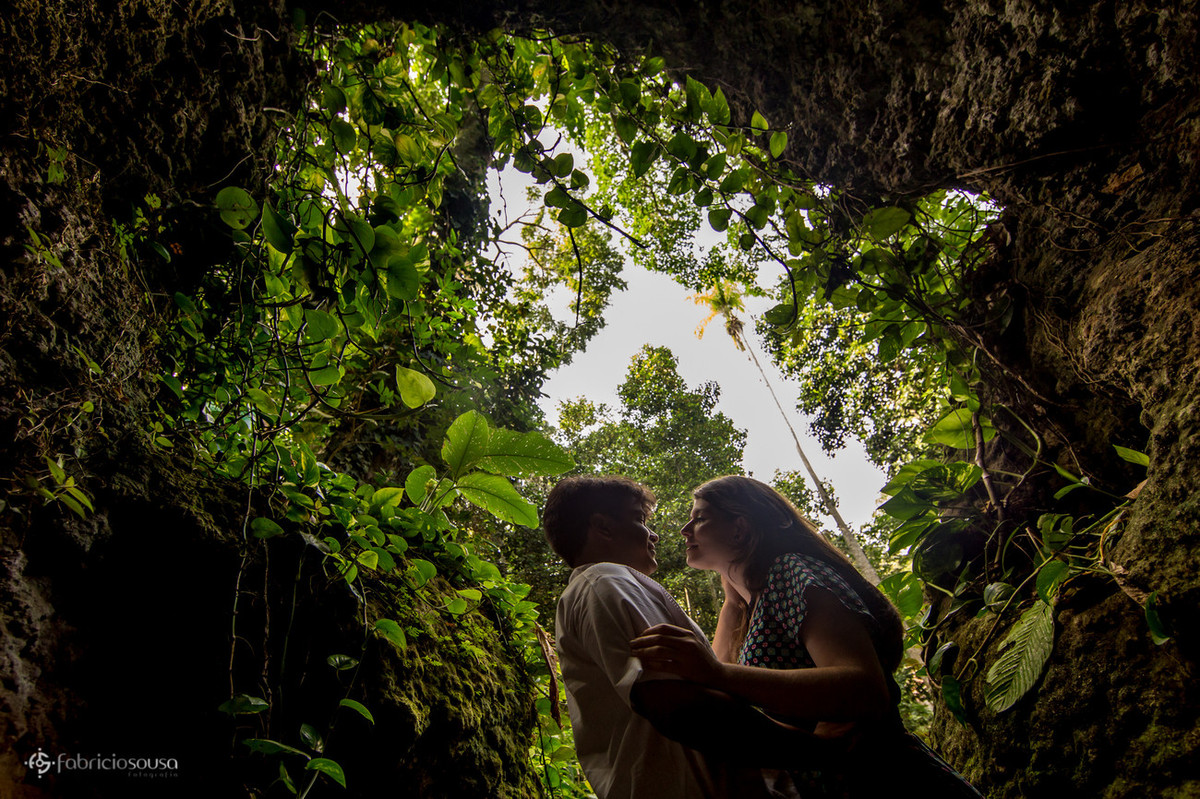 casal quase se beijando na floresta da tijuca