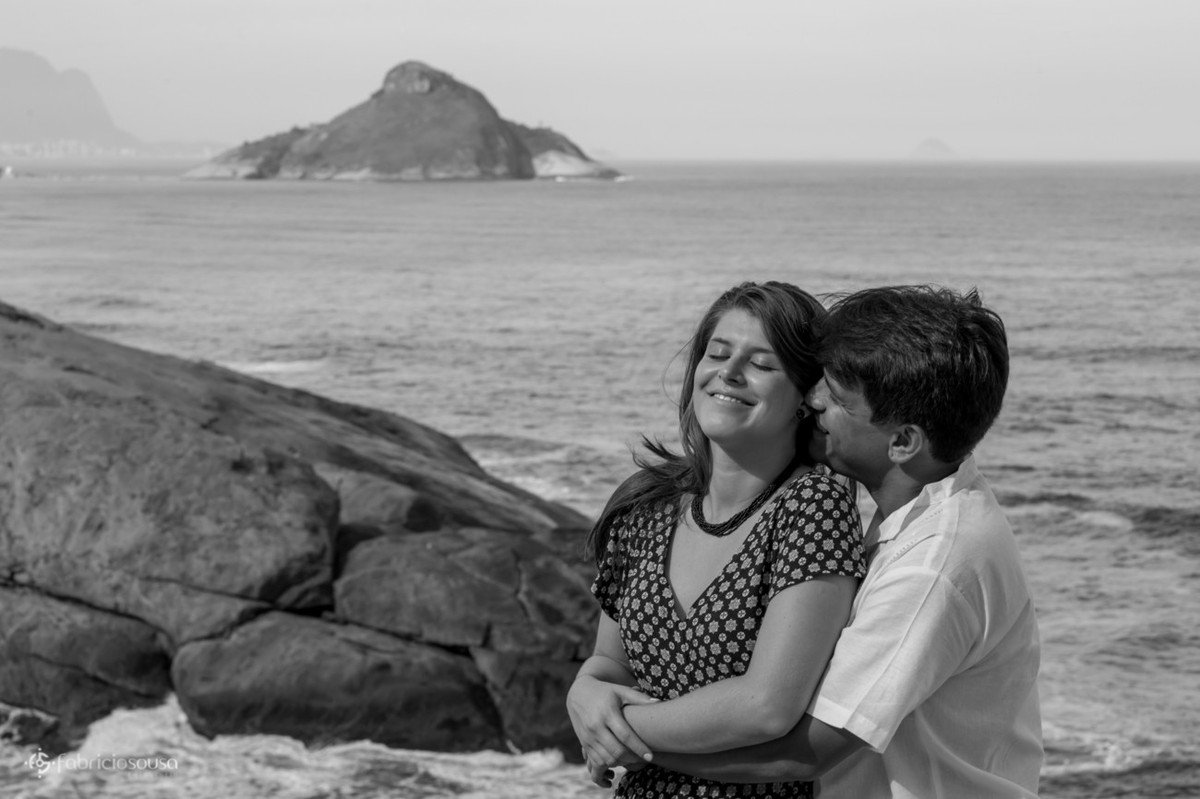 beijo em ensaio pre-casamento com a Barra da Tijuca de fundo