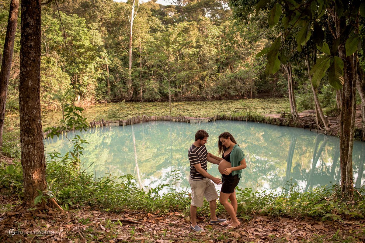 casal gestante em frente à lagoa azul em Santa Izabel do Pará