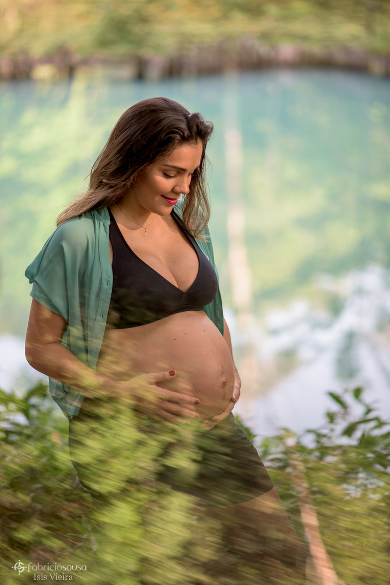 a linda mamãe Kelly pegando na barriga de 9 meses de gestação