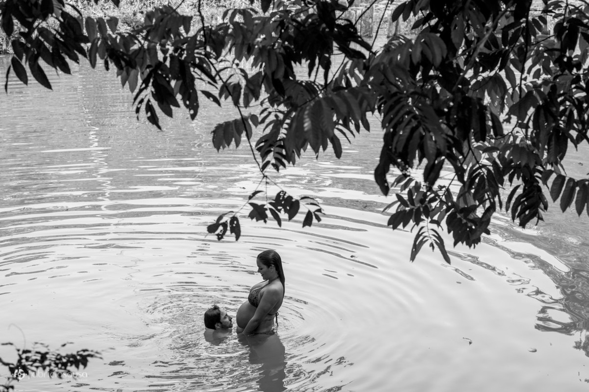 Pai e mãe dentro da água da lagoa preto e branco