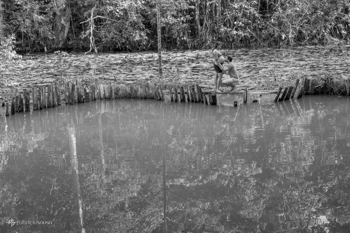 papai beija barriga da mamãe na beira do lago p